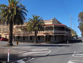 Accommodation at the Midland Hotel, Castlemaine.